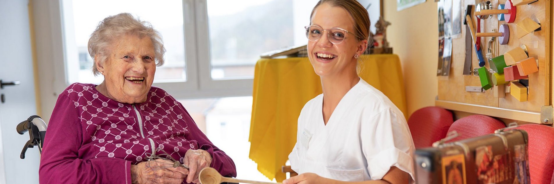 Pflegerin mit Seniorin