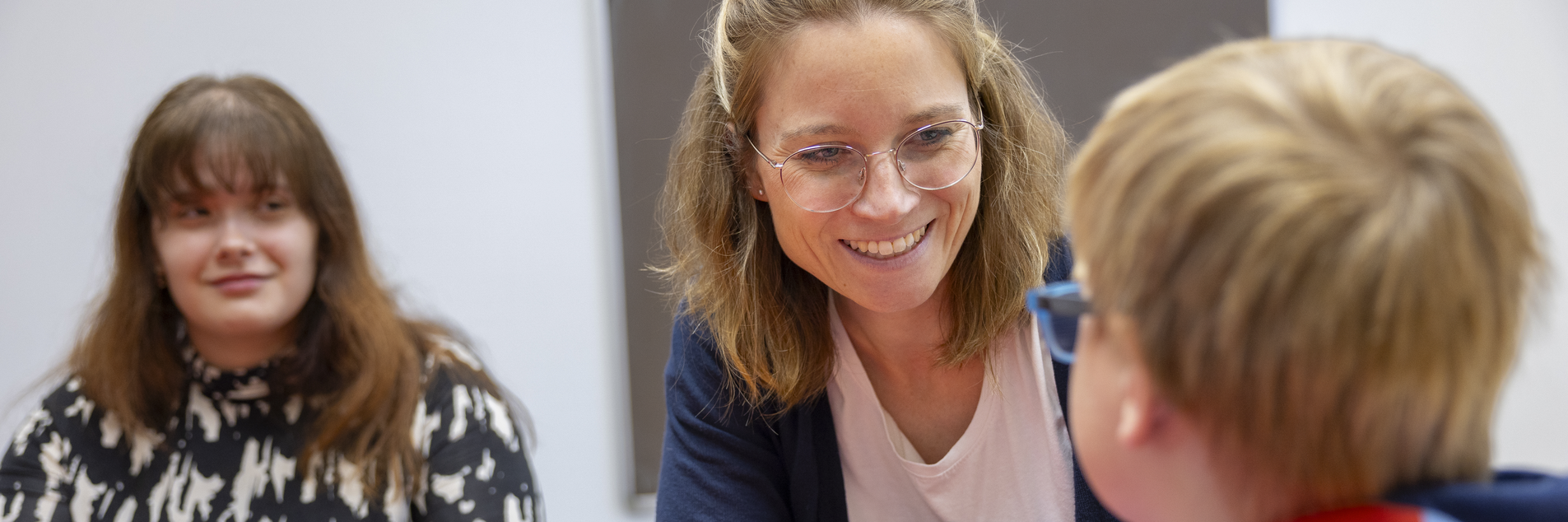 Pflegefachfrau spricht mit Kind