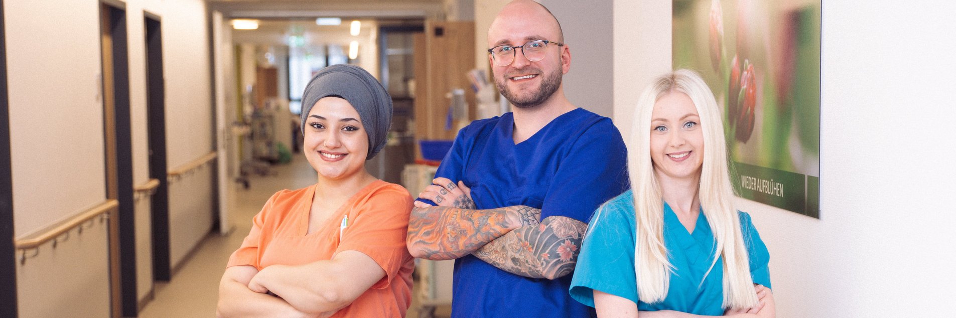 3 Pflegefachkräfte stehen im Flur der Klinik